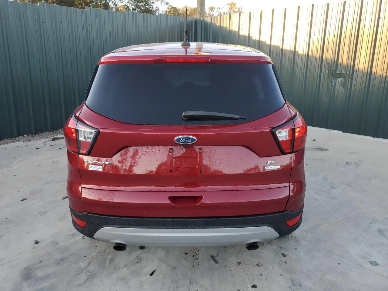 Фото FORD ESCAPE SE – справа ззаді