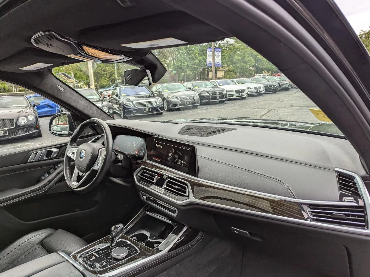 Фото BMW X7 XDRIVE 40I – справа ззаді