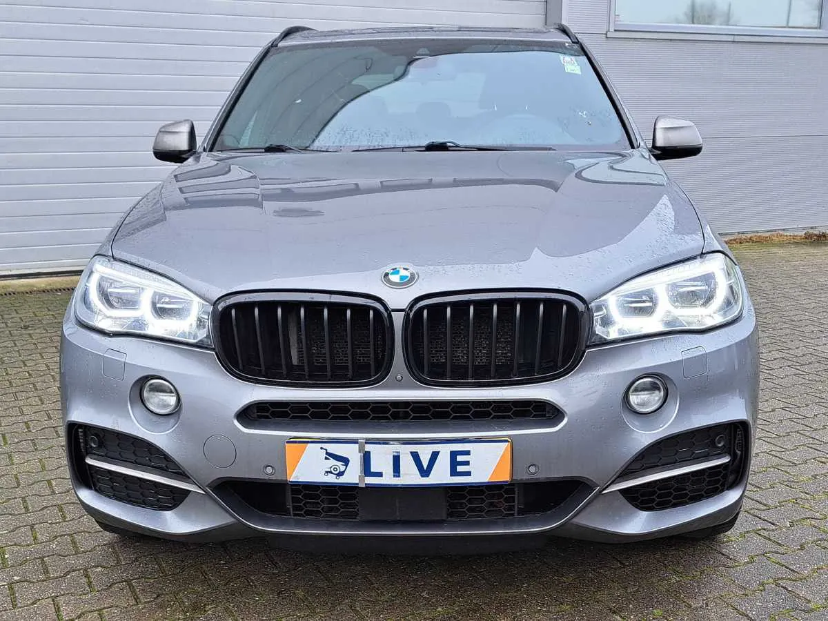 Фото BMW X5 M50d – панель приборів