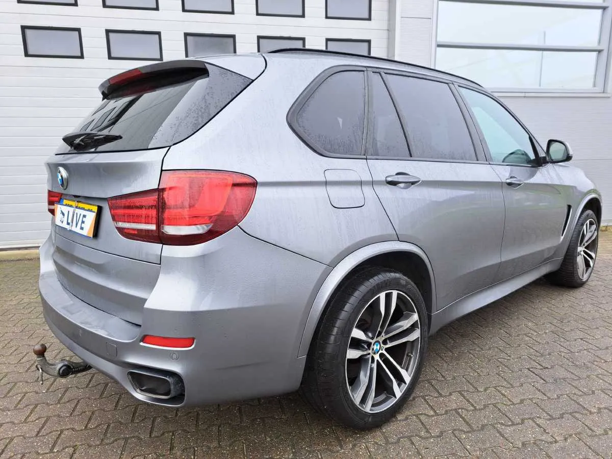 Фото BMW X5 M50d – справа спереду