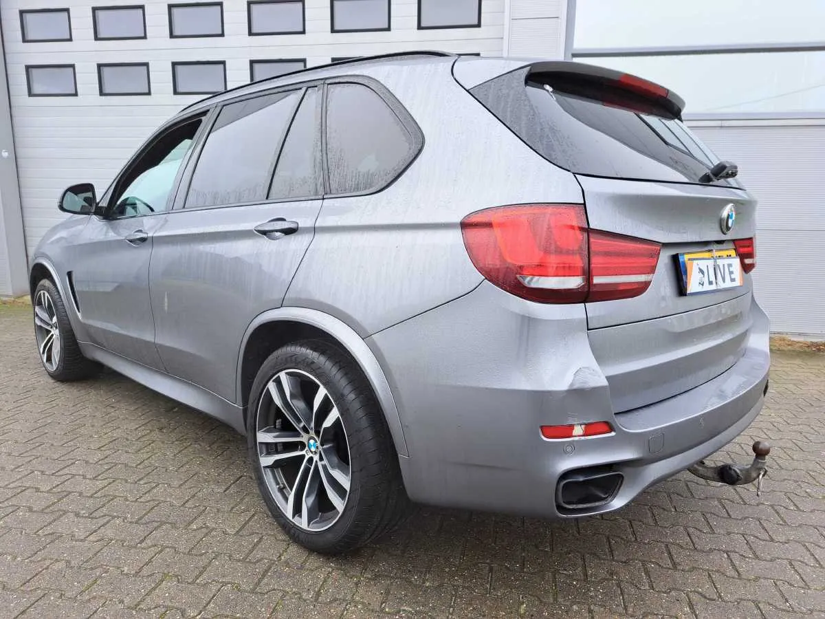 Фото BMW X5 M50d – збоку