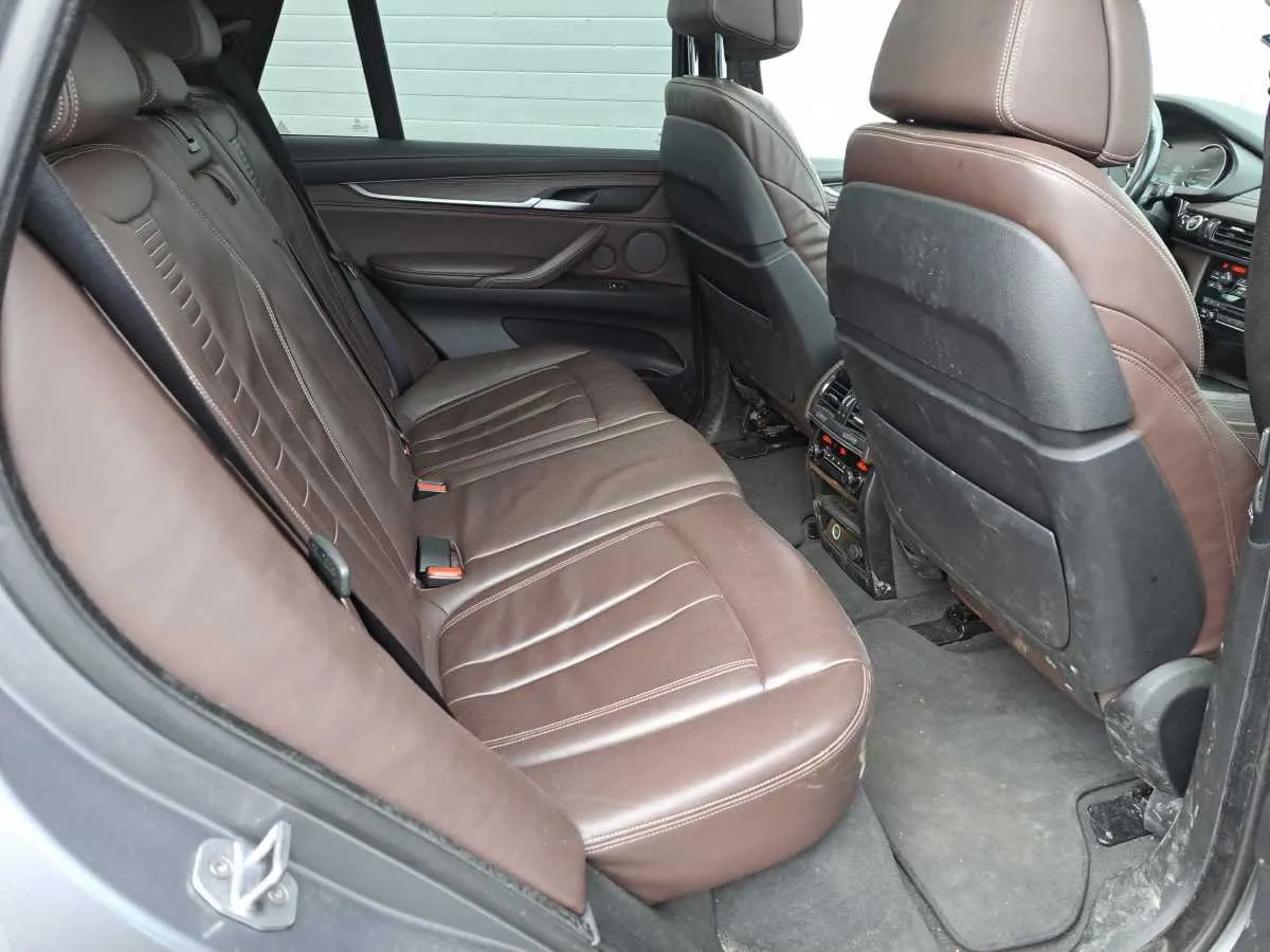 Фото BMW X5 M50d – кермо