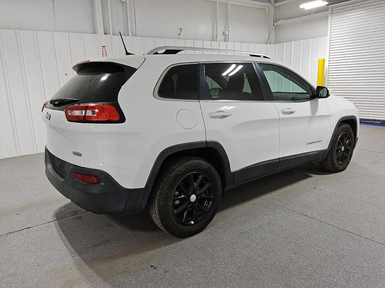 Фото JEEP CHEROKEE LATITUDE – зліва ззаді