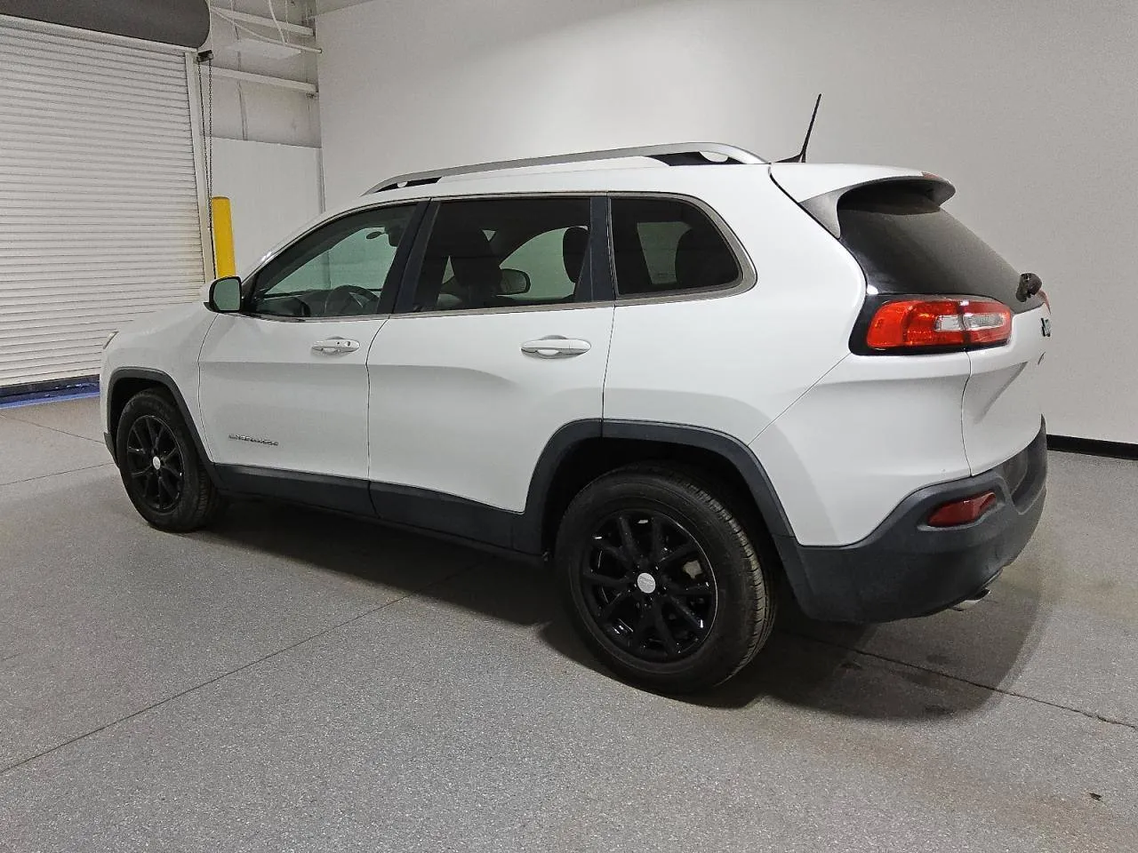 Фото JEEP CHEROKEE LATITUDE – салон задні сидіння