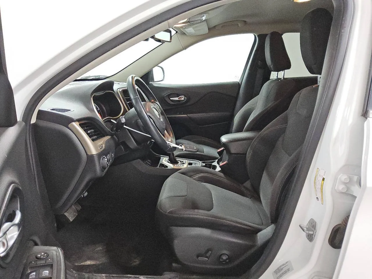 Фото JEEP CHEROKEE LATITUDE – збоку