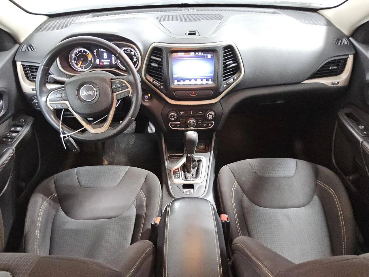 Фото JEEP CHEROKEE LATITUDE – справа спереду