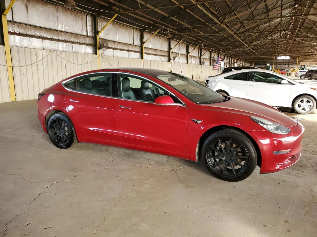 Фото Tesla Model 3 – збоку