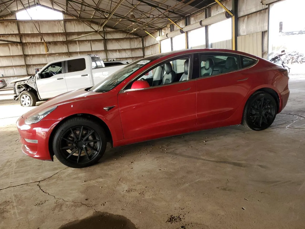 Фото Tesla Model 3 – справа спереду