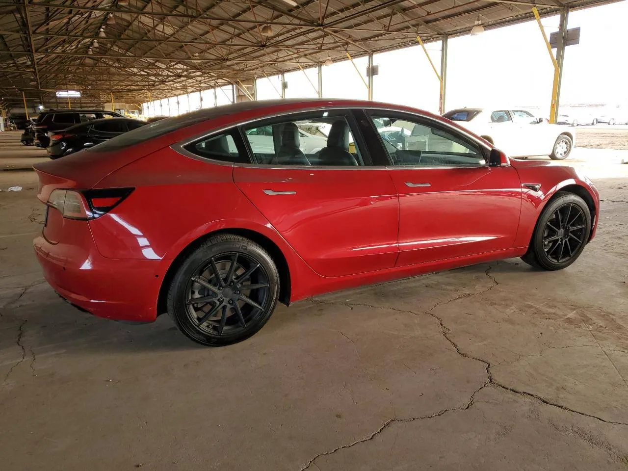 Фото Tesla Model 3 – спереді