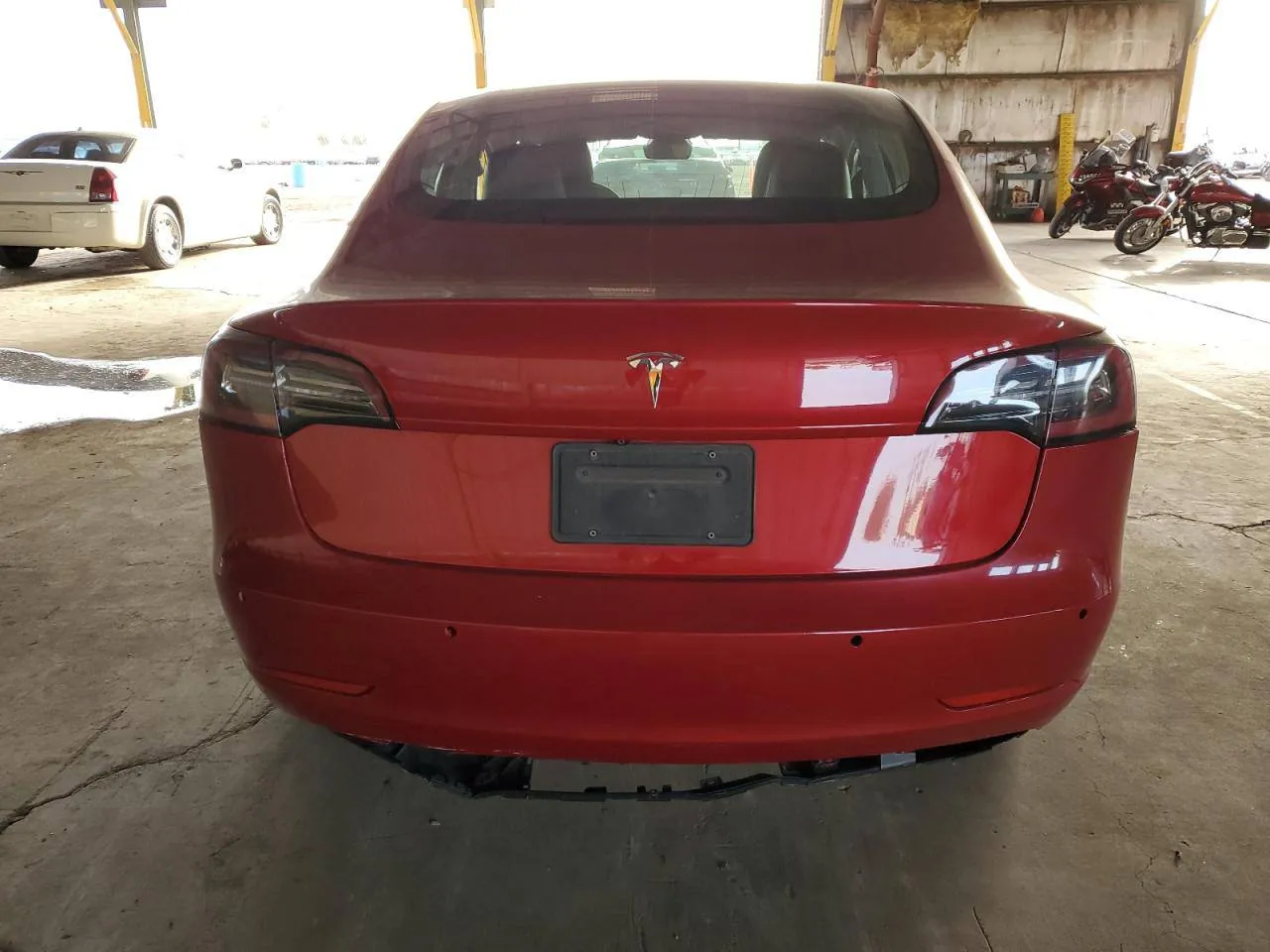 Фото Tesla Model 3 – зліва зпереду