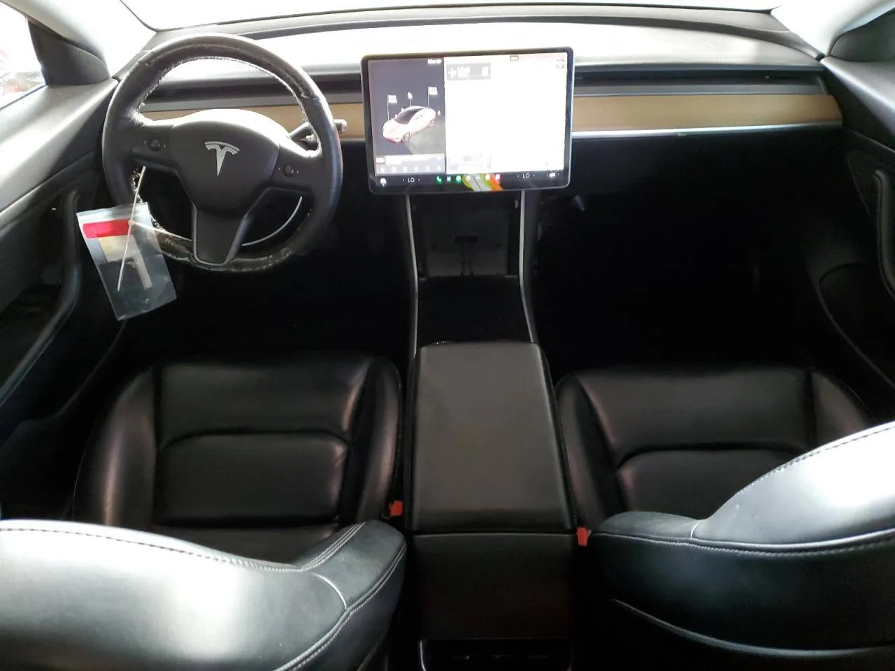 Фото Tesla Model 3 – зліва ззаді
