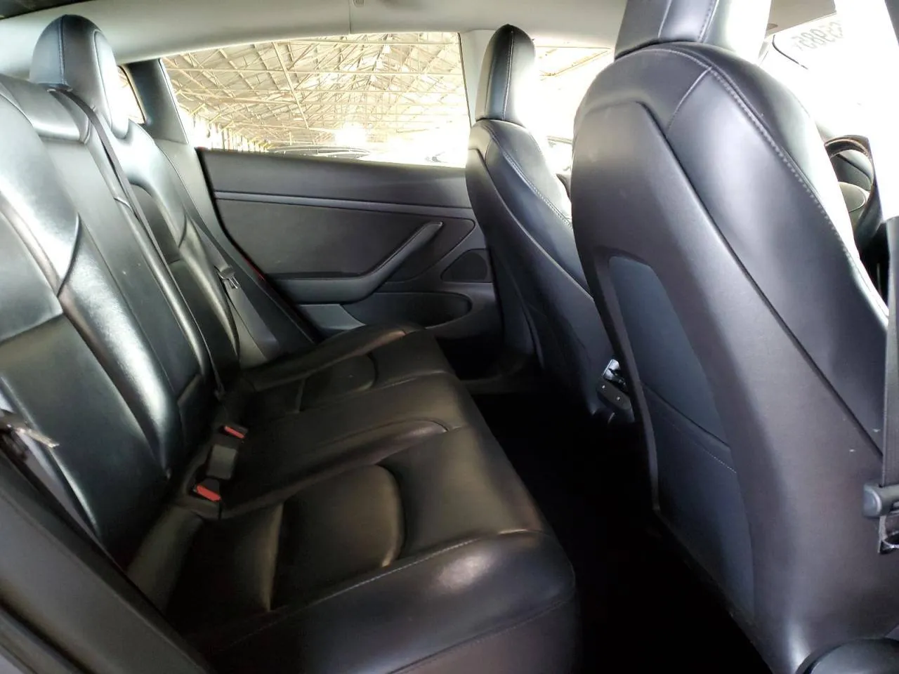 Фото Tesla Model 3 – справа ззаді