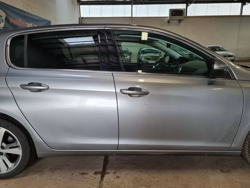 Фото Peugeot 308 feline – збоку