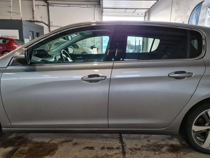 Фото Peugeot 308 feline – салон передні сидіння