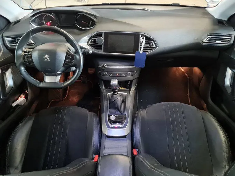 Фото Peugeot 308 feline – панель приборів