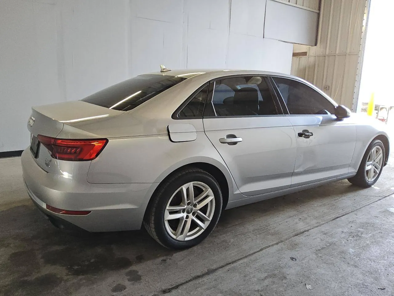 Фото Audi A4 Premium – справа ззаді
