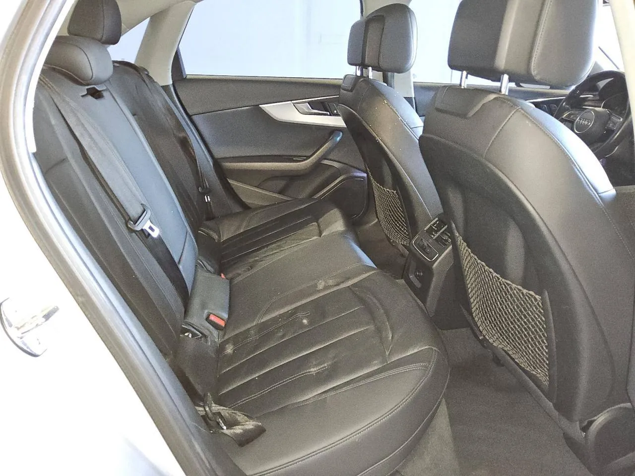 Фото Audi A4 Premium – зліва ззаді