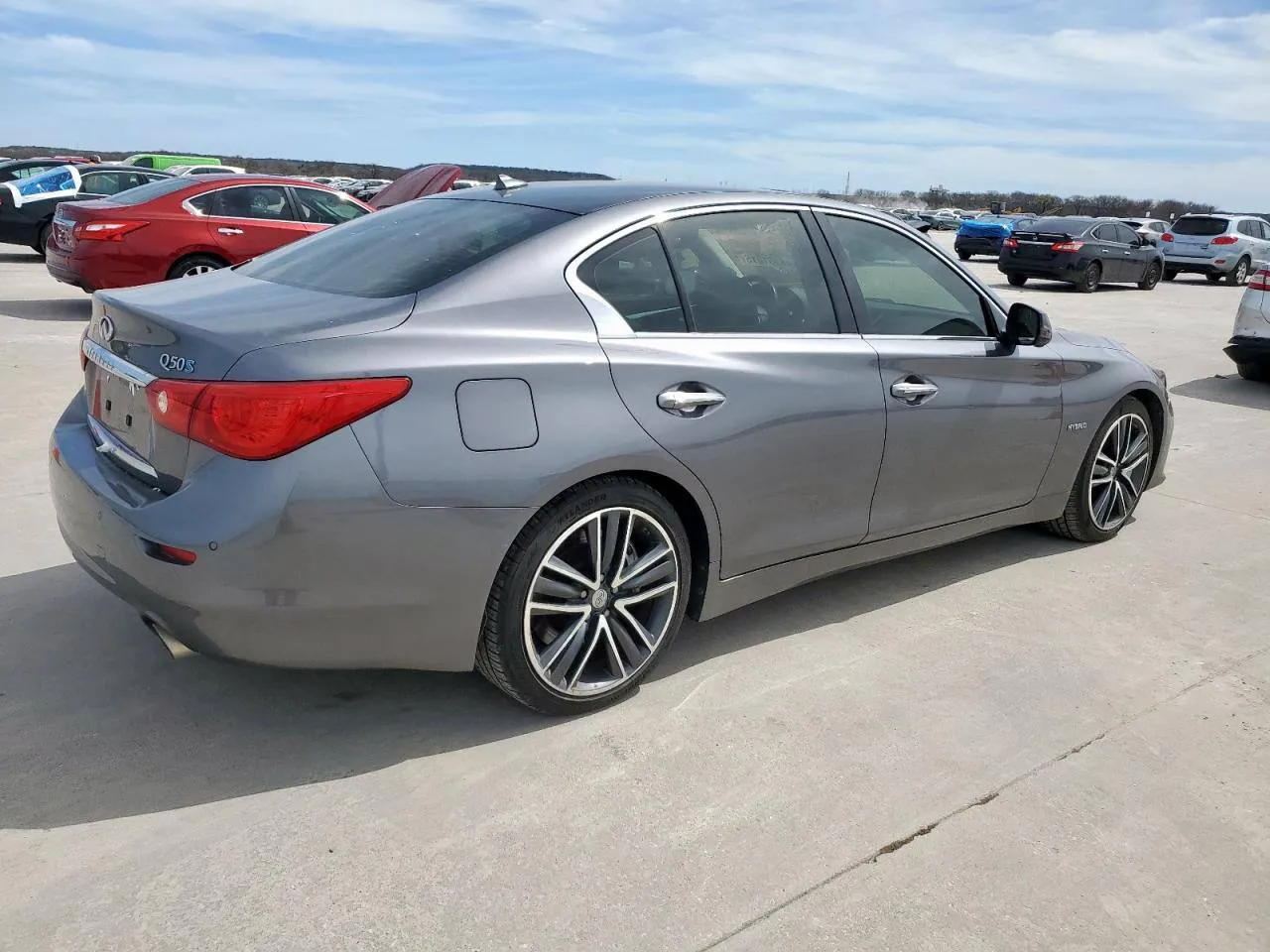 Фото Infiniti Q50 Hybrid Premium – справа ззаді