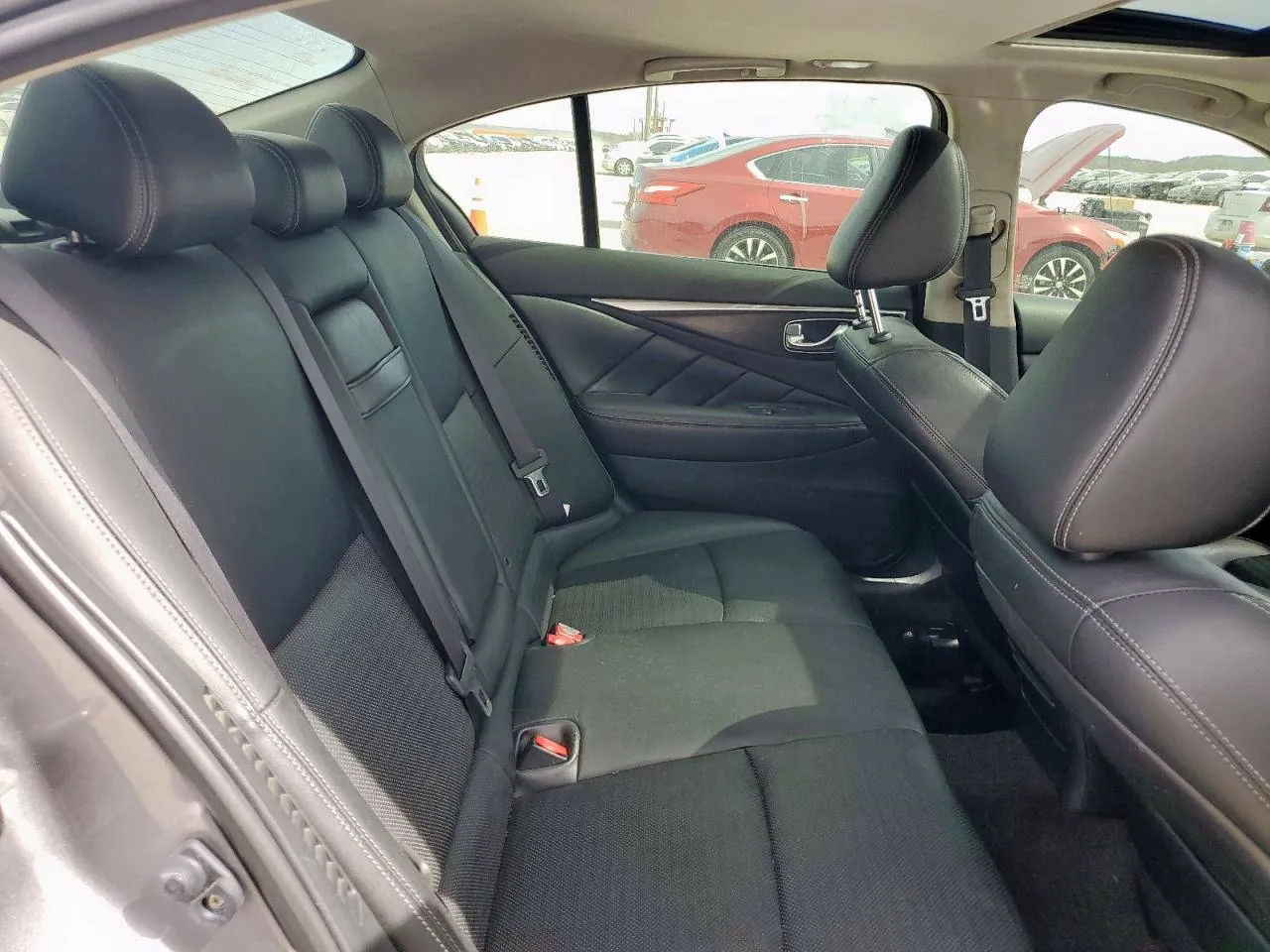 Фото Infiniti Q50 Hybrid Premium – зліва ззаді
